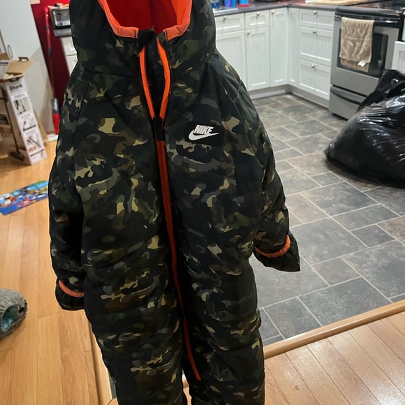 Size 18 Month boy snow suit. Hands and feet have flaps - Picture 6 of 6
